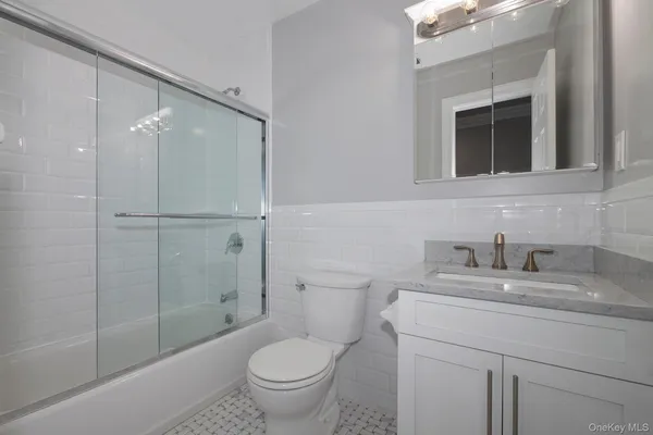 $2,925 | 425 Newbridge Road, Unit 37, East Meadow, NY 11554