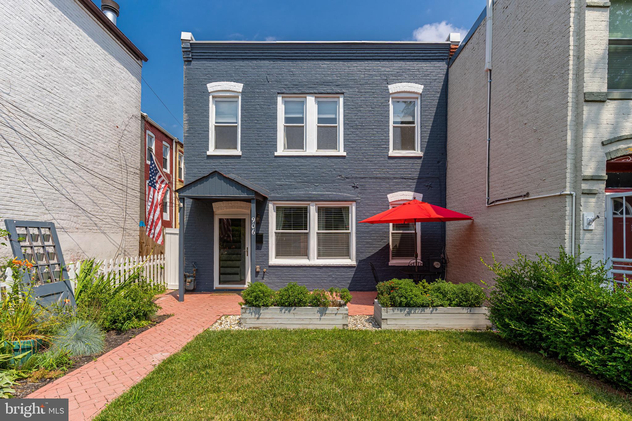 906 12th Street Southeast Washington, DC 20003 - Photo 3 of 33