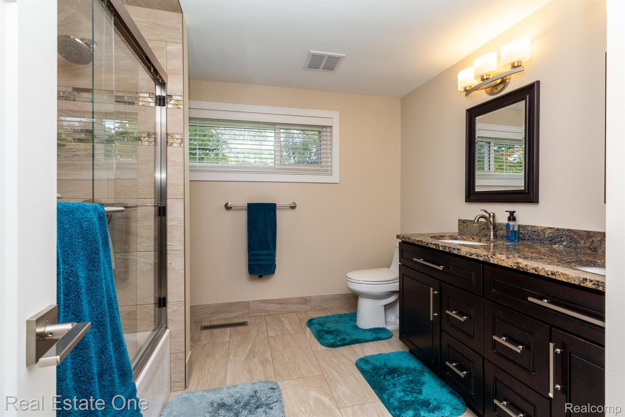 2331 Rusk Road Rochester, MI 48306 - Photo 25 of 46 Upper Level Full Bathroom