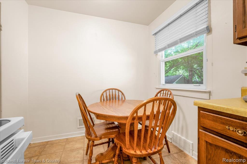 2307 Strathmore Road Lansing, MI 48910 - Photo 13 of 25