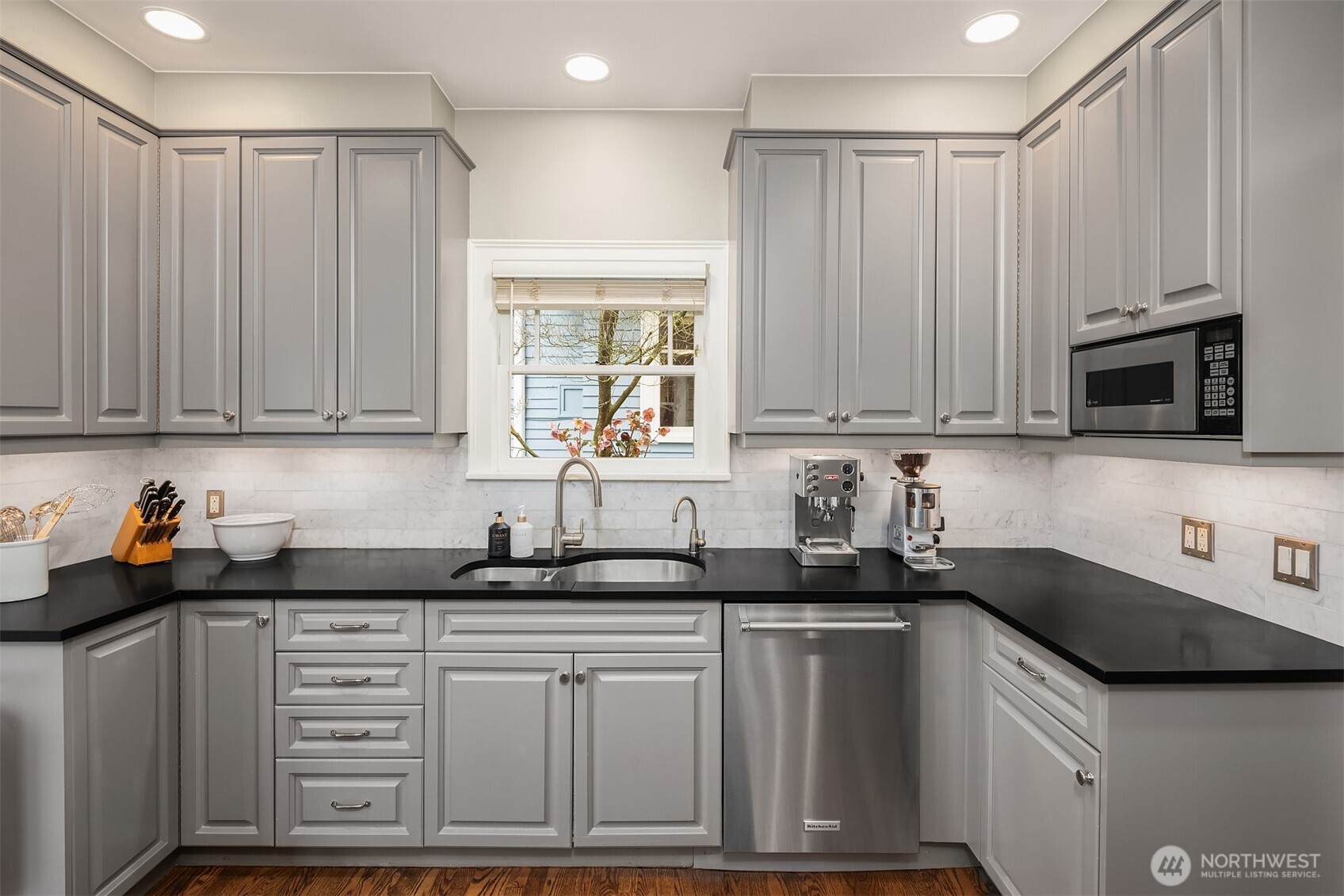 3609 Burke Avenue North Seattle, WA 98103 - Photo 15 of 40