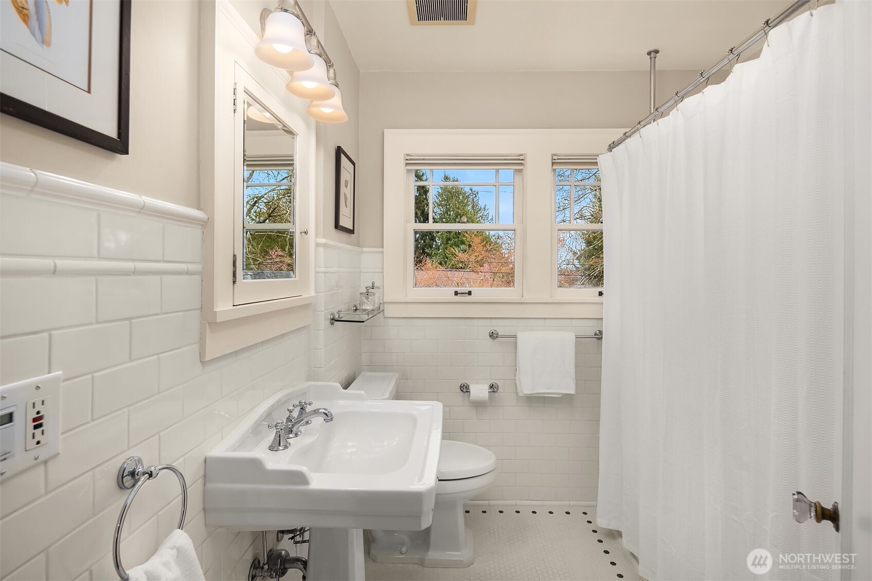 3609 Burke Avenue North Seattle, WA 98103 - Photo 27 of 40