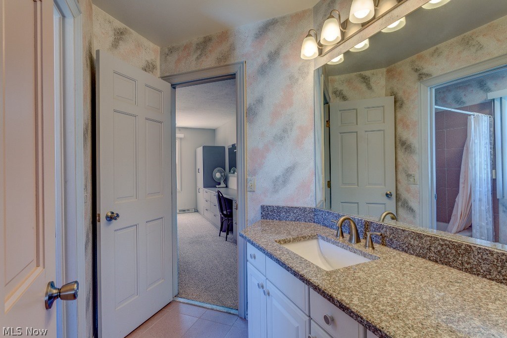 5571 High Point Road Solon, OH 44139 - Photo 23 of 34 Ensuite full bath on the second floor