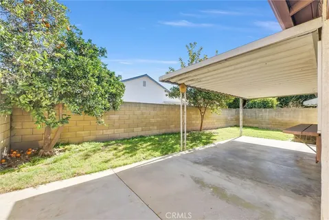 a view of back yard of the house