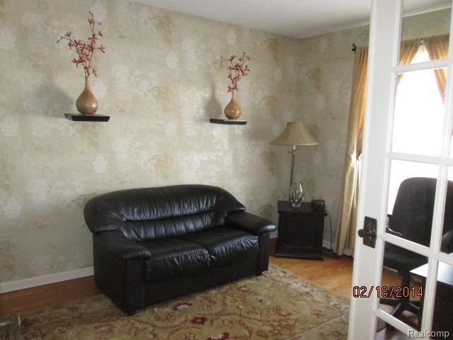 609 Kentucky Drive Rochester, MI 48307 - Photo 11 of 17 Library.jpg