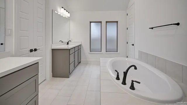 $499,900 | 183 Mountain Oak, Castroville, TX 78009