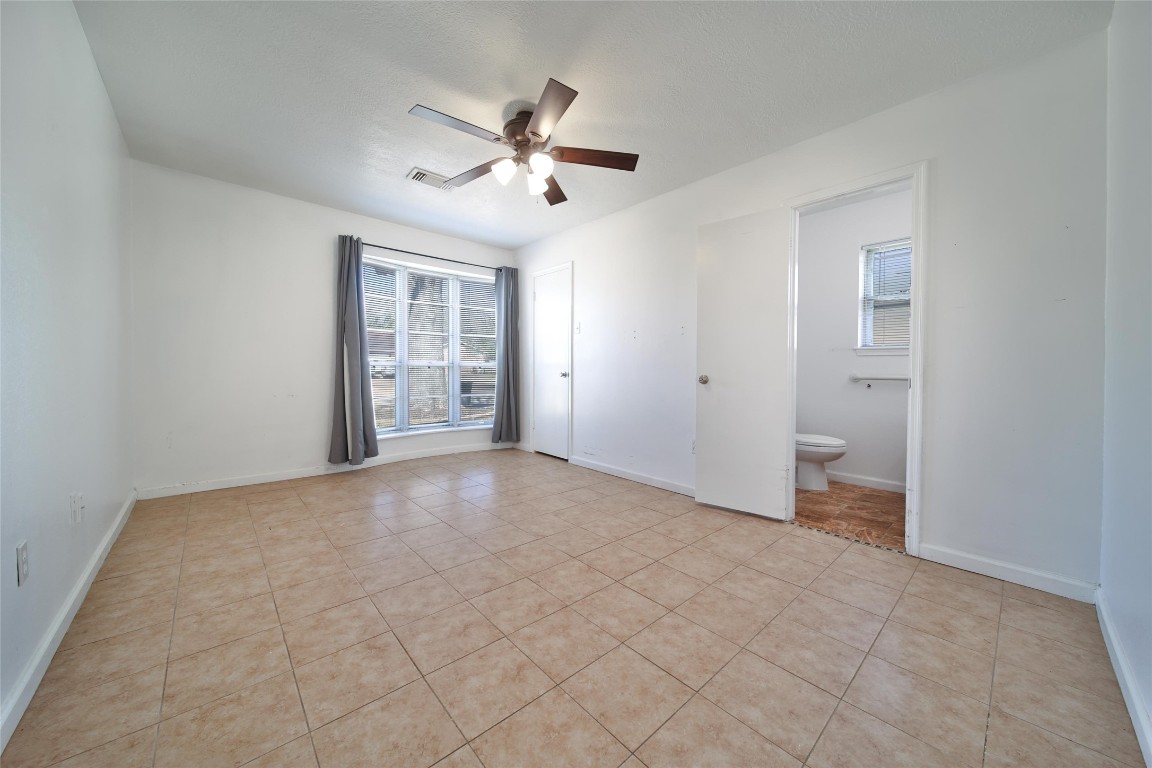 990 Redway Lane Houston, TX 77062 - Photo 13 of 21 a view of an empty room with a window