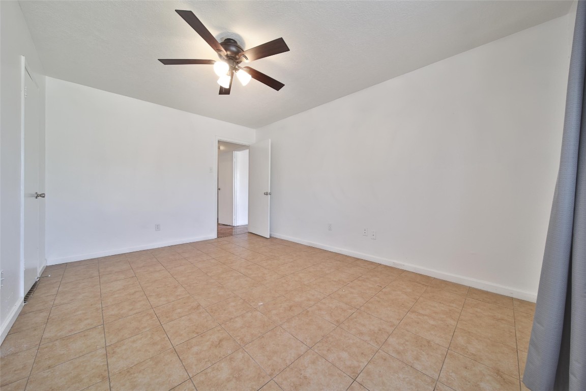 990 Redway Lane Houston, TX 77062 - Photo 14 of 21 a view of an empty room