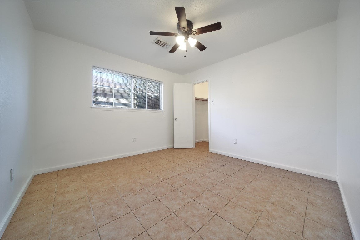 990 Redway Lane Houston, TX 77062 - Photo 18 of 21 an empty room with windows and ceiling fan