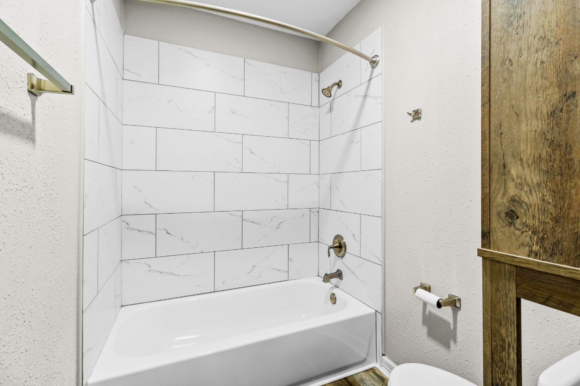 21 Red Oak Circle Point Blank, TX 77364 - Photo 23 of 50 a bathroom with a bathtub and shower