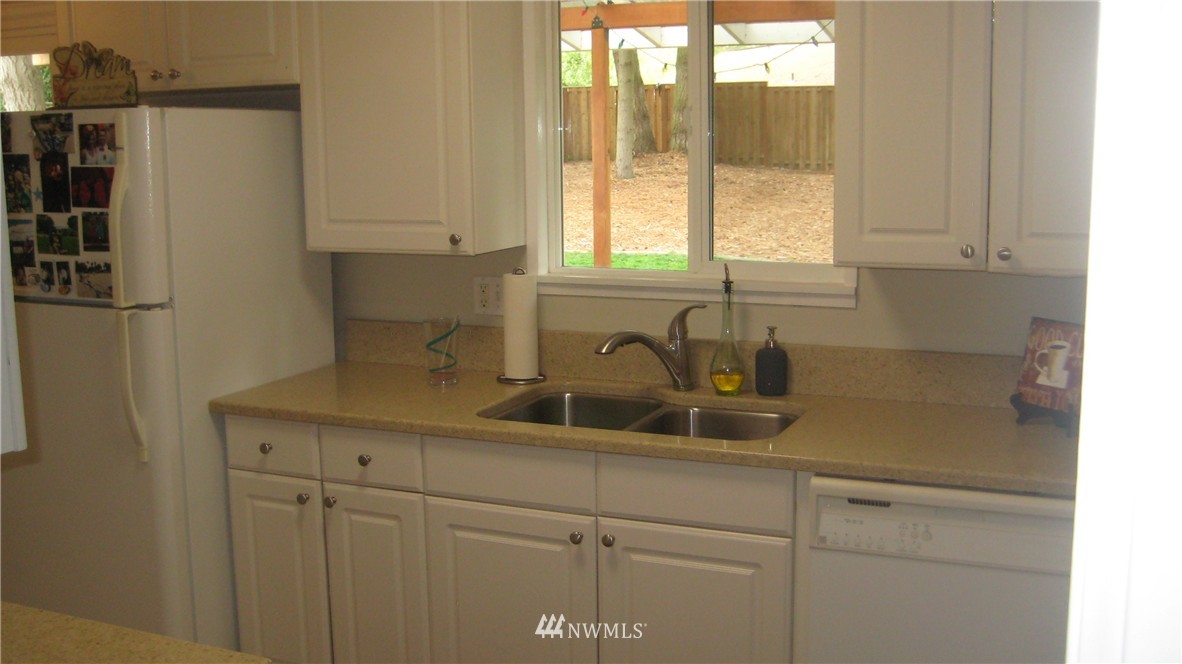 912 Field Avenue Northeast Renton, WA 98059 - Photo 3 of 20