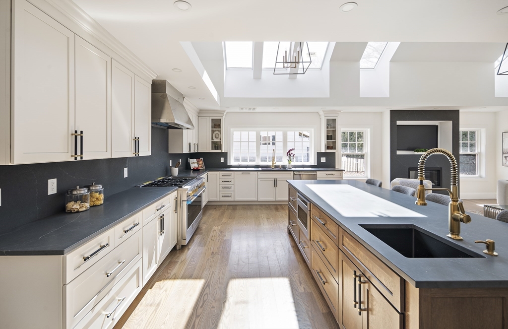 124 Lovejoy Road Andover, MA 01810 - Photo 3 of 32