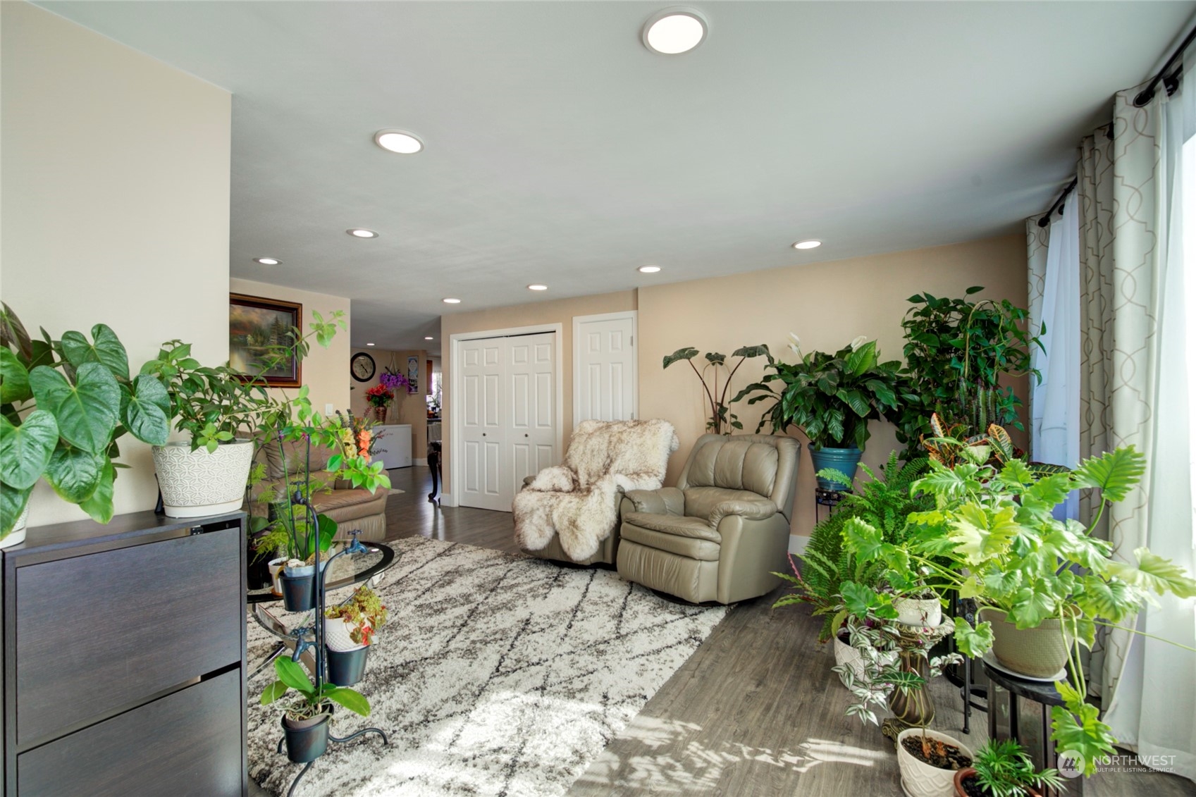 11717 2nd Drive Southeast, Unit A & B Everett, WA 98208 - Photo 16 of 40 a living room with furniture and a potted plant