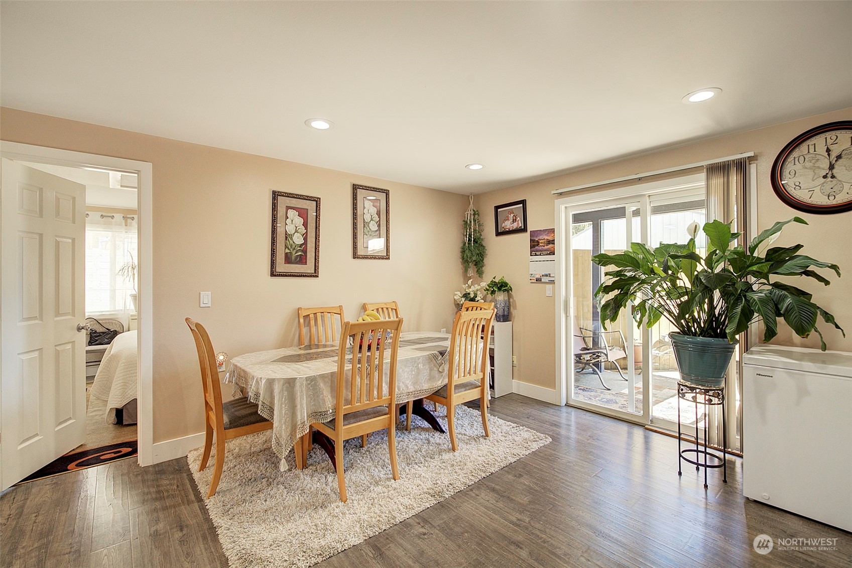 11717 2nd Drive Southeast, Unit A & B Everett, WA 98208 - Photo 21 of 40 a view of a livingroom with furniture and a potted plant