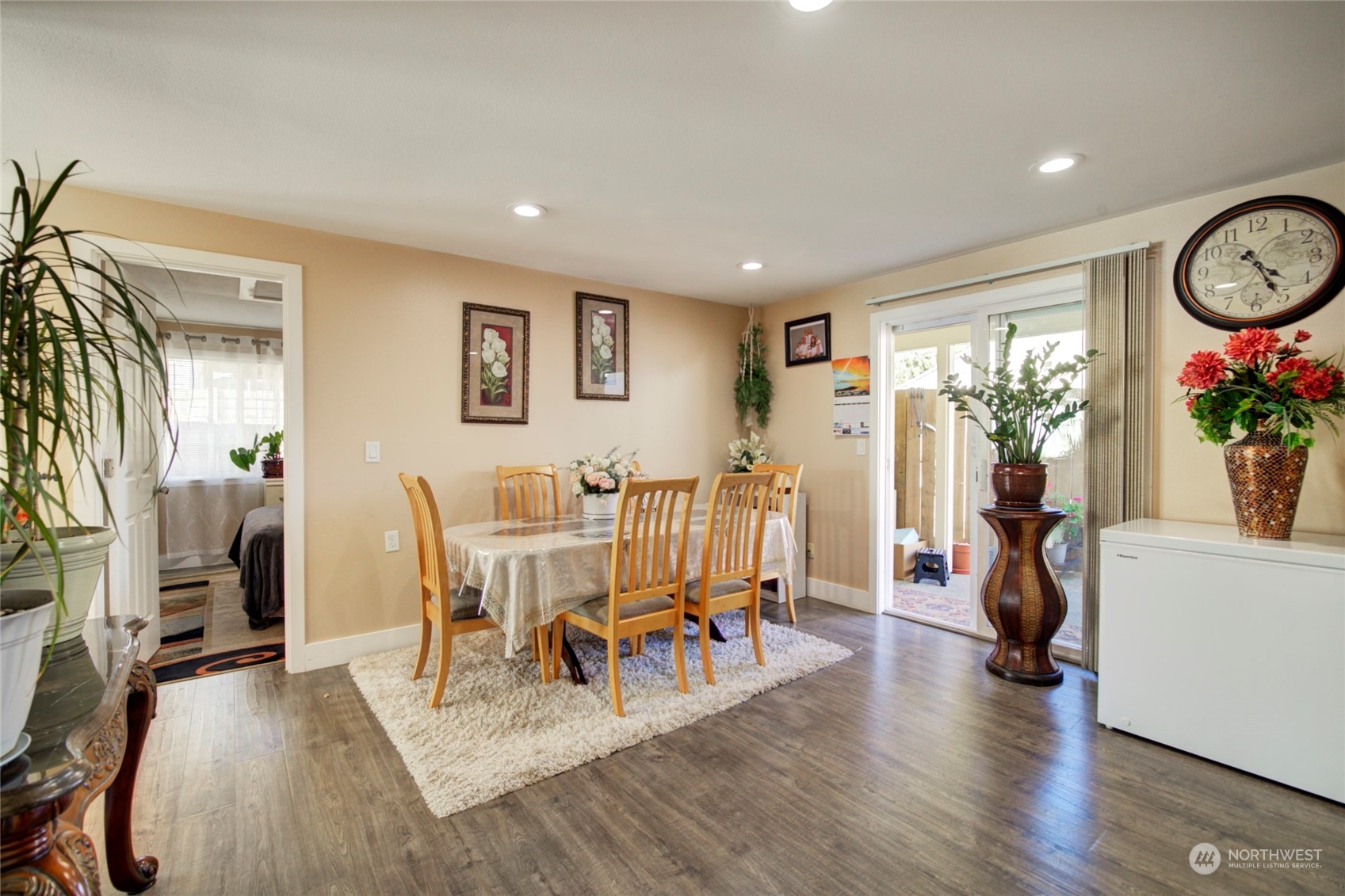 11717 2nd Drive Southeast, Unit A & B Everett, WA 98208 - Photo 23 of 40 a view of a livingroom with furniture and a large window