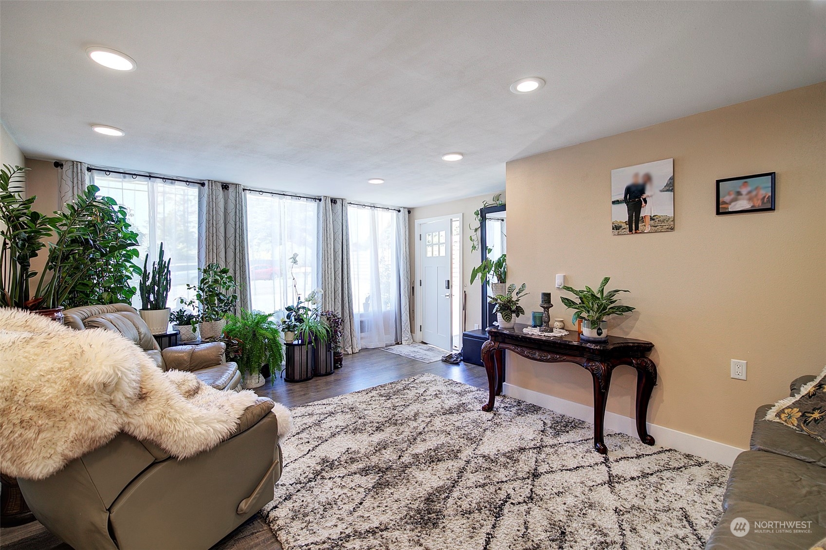 11717 2nd Drive Southeast, Unit A & B Everett, WA 98208 - Photo 24 of 40 a living room with furniture and potted plants