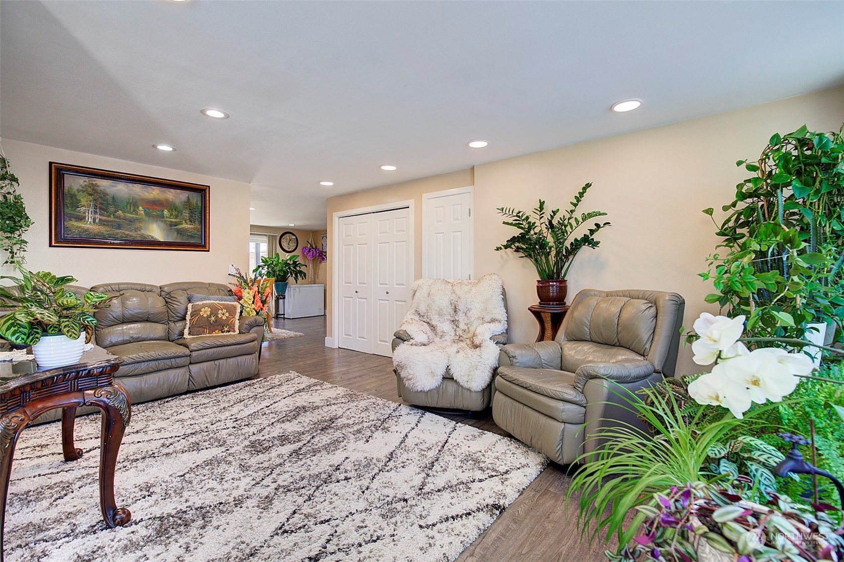 11717 2nd Drive Southeast, Unit A & B Everett, WA 98208 - Photo 25 of 40 a living room with furniture plant and a potted plant