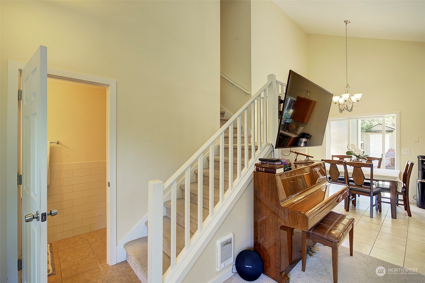 11717 2nd Drive Southeast, Unit A & B Everett, WA 98208 - Photo 6 of 40 a view of a livingroom with furniture and hardwood floor