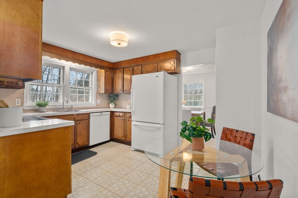 8 Woodfall Road Medfield, MA 02052 - Photo 11 of 41