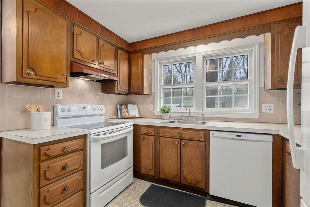 8 Woodfall Road Medfield, MA 02052 - Photo 12 of 41