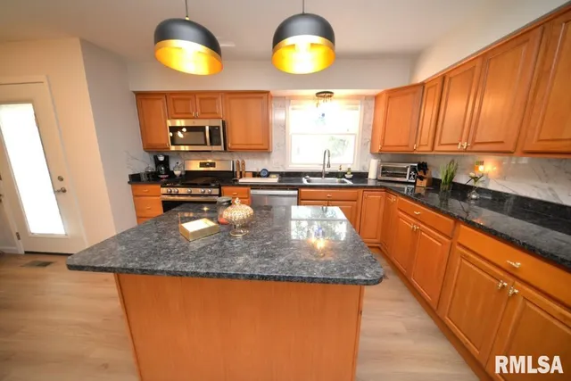 $350,000 | 4211 Fox Crk Drive, Mount Vernon, IL 62864