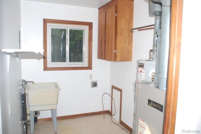 24489 Middlebelt Road New Boston, MI 48164 - Photo 12 of 13 24489 Middlebelt laundry