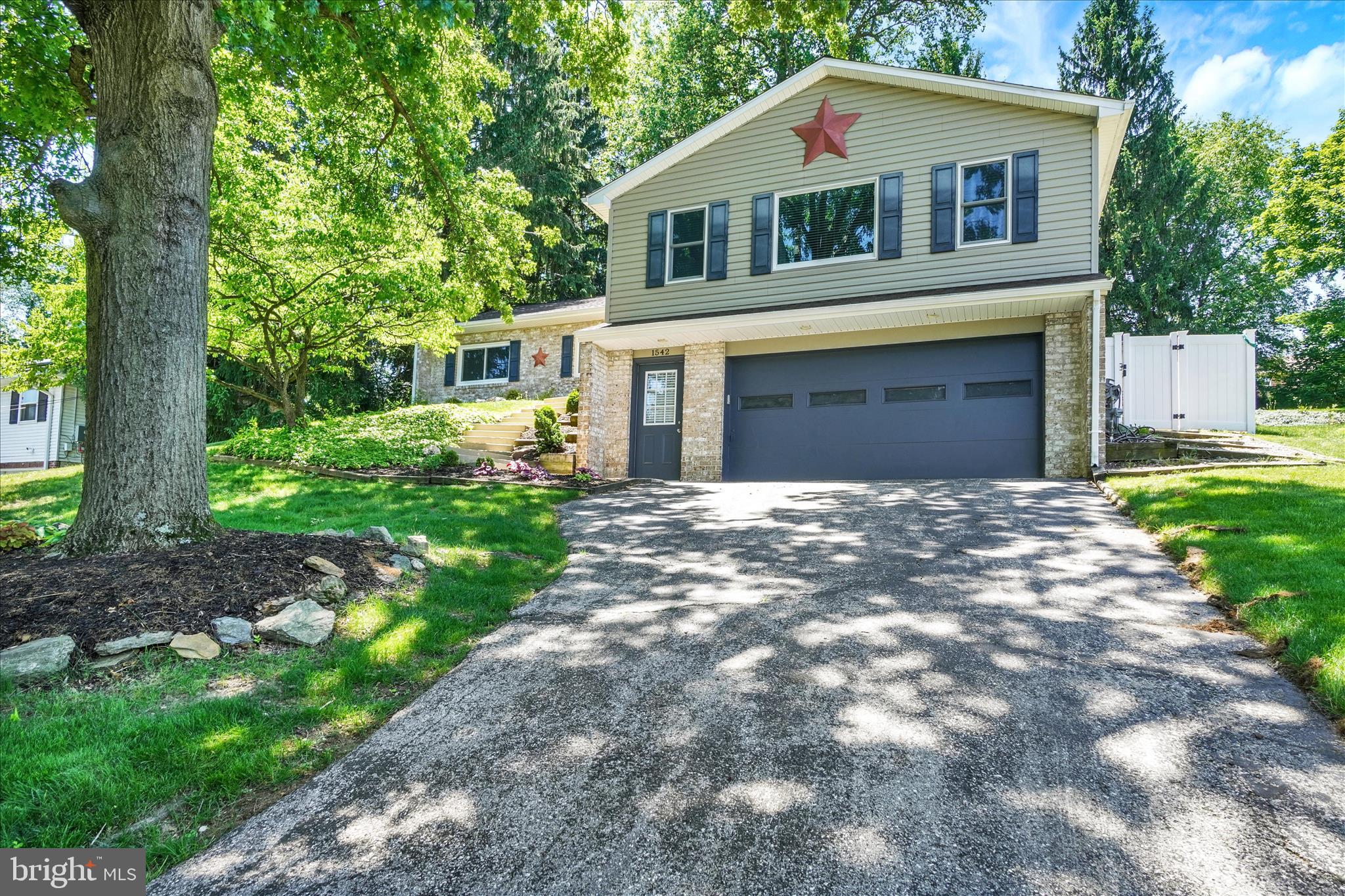 1542 Bonbar Road York, PA 17403 - Photo 4 of 33