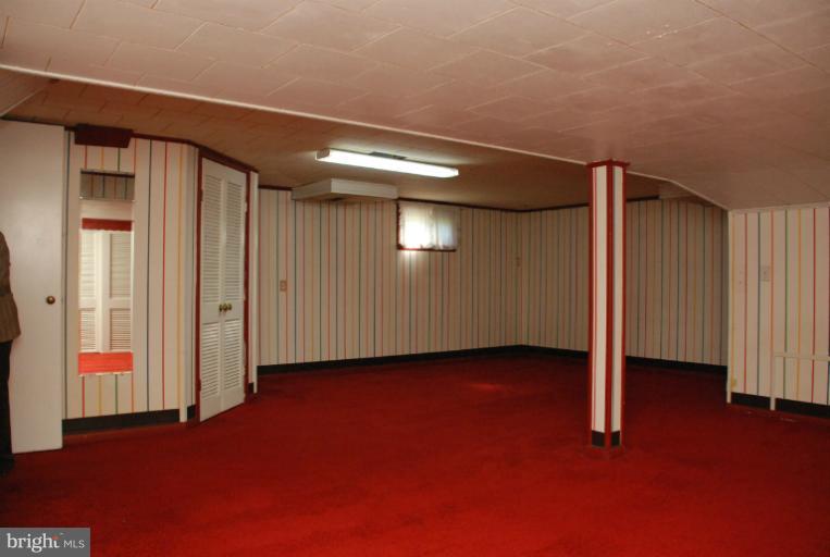 6002 Greentree Road Bethesda, MD 20817 - Photo 12 of 14 an empty room with windows