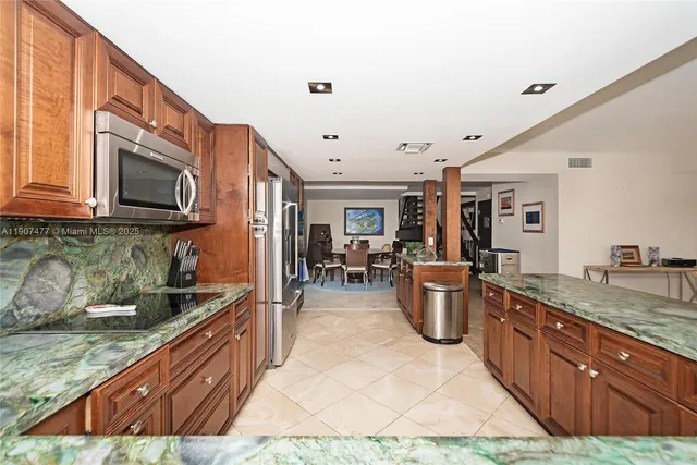 a view of entryway and workspace