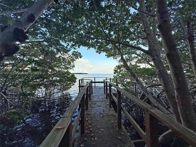 $1,995,000 | 5950 Paradise Point Drive, Palmetto Bay, FL 33157