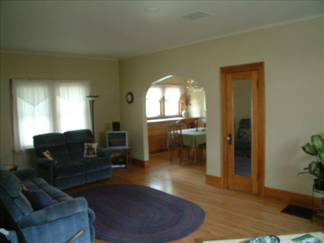 1145 West Temperance Road Temperance, MI 48182 - Photo 2 of 12 Living Room