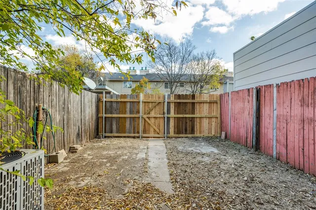 a view of a backyard