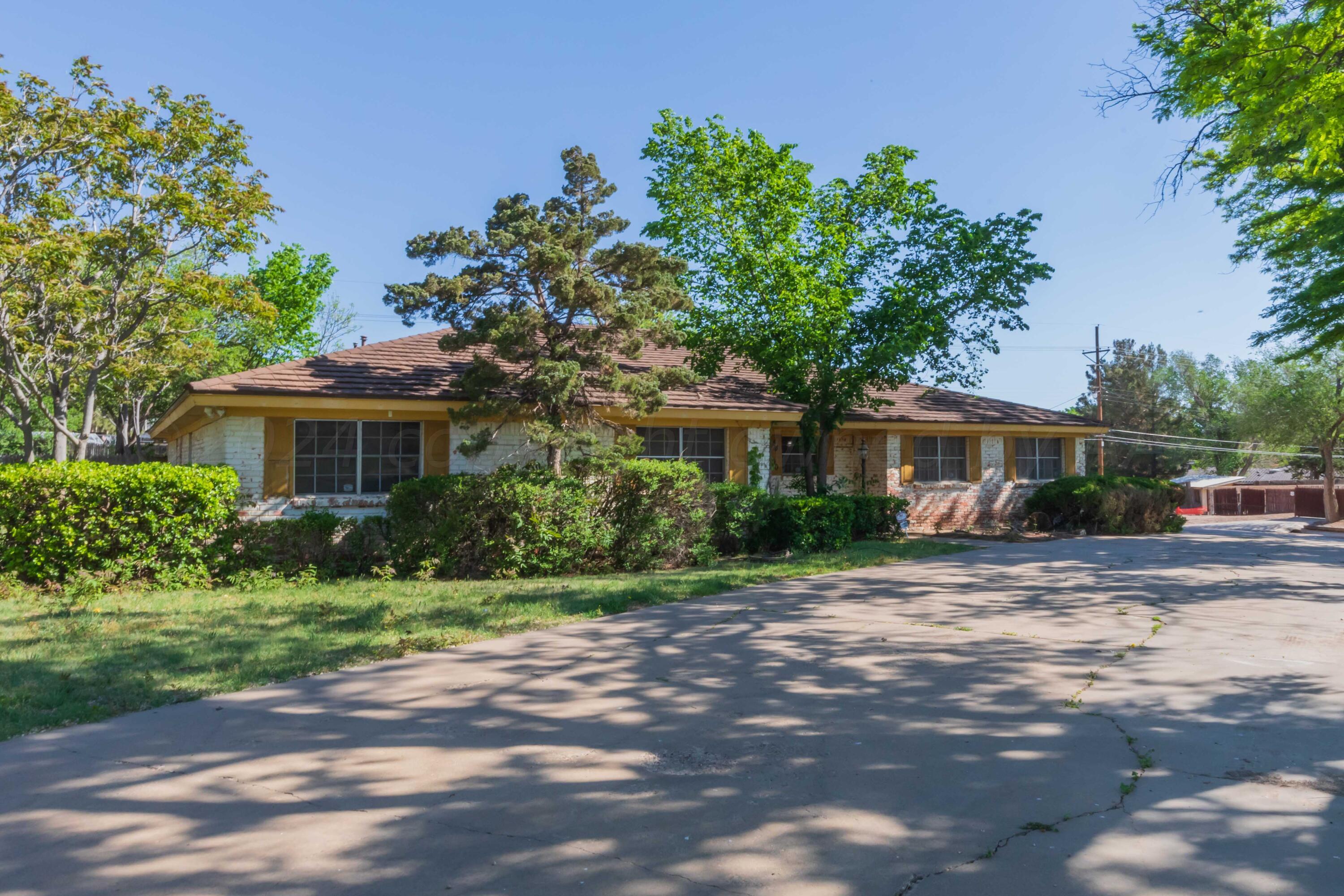 4400 Gem Lake Road Amarillo, TX 79106 - Photo 2 of 57 a front view of a house with a garden