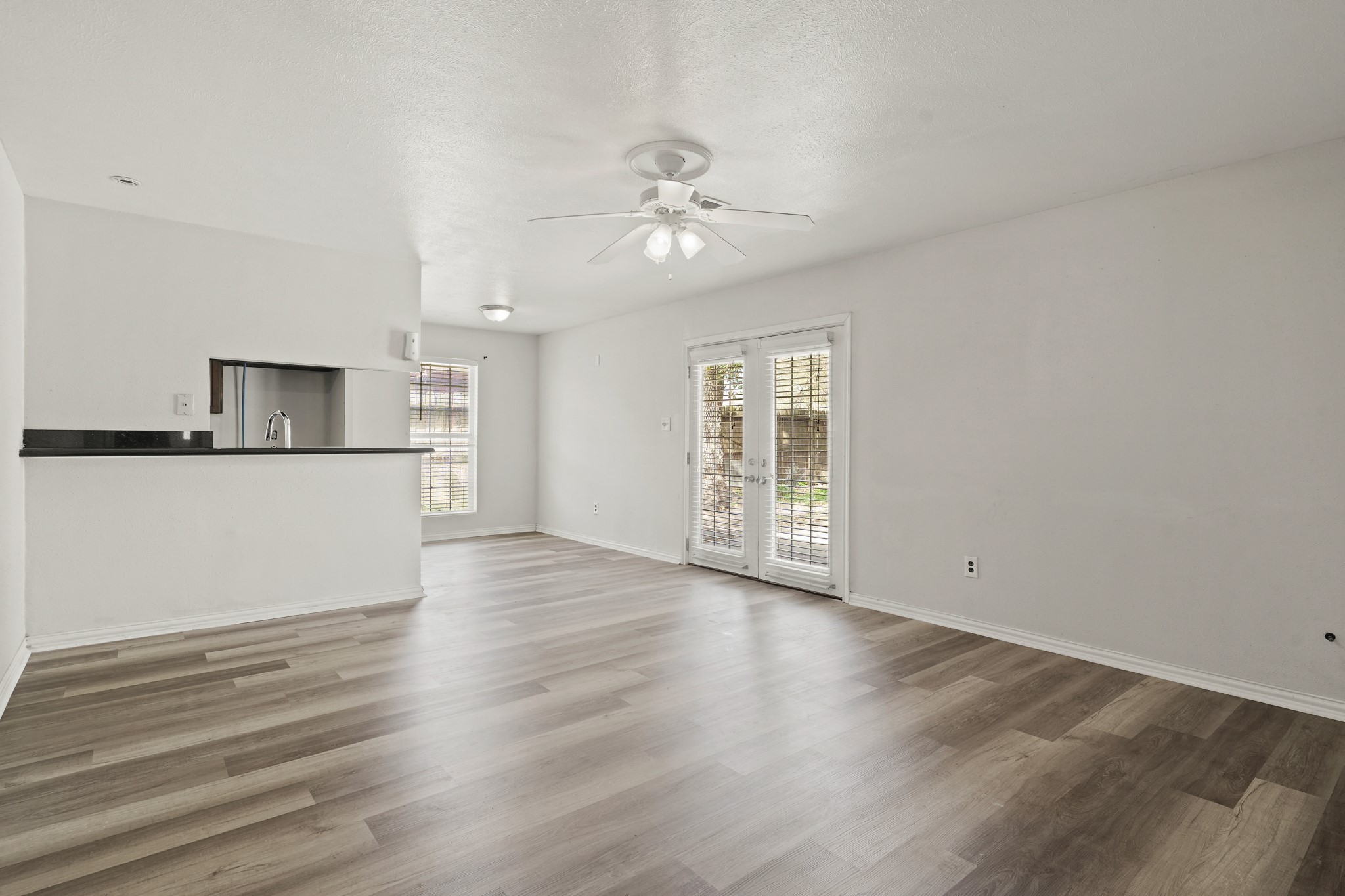 135 Mill Stream Lane Houston, TX 77060 - Photo 2 of 11 This photo show cases a bright living room space.