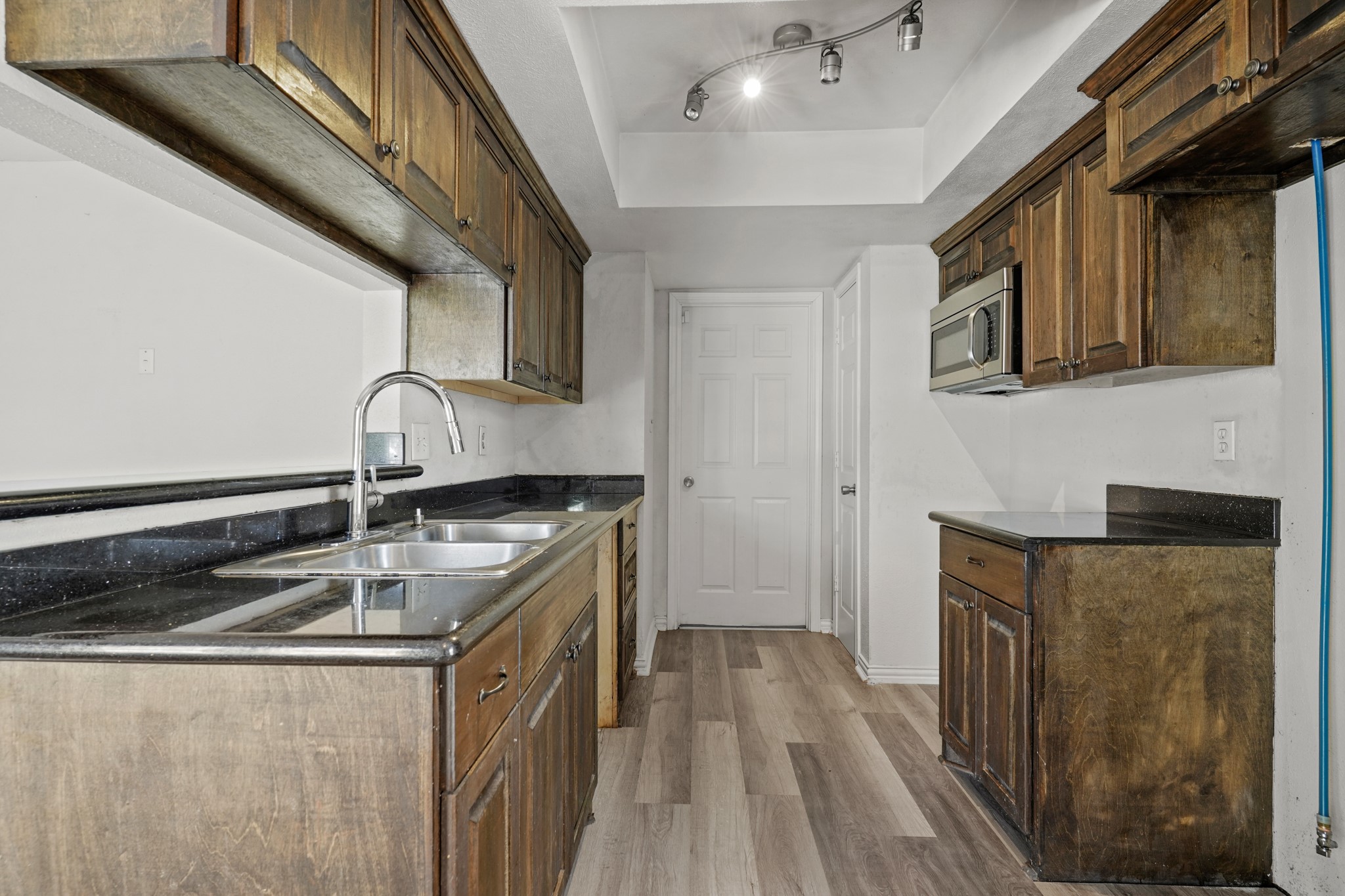 135 Mill Stream Lane Houston, TX 77060 - Photo 4 of 11 Cozy kitchen.