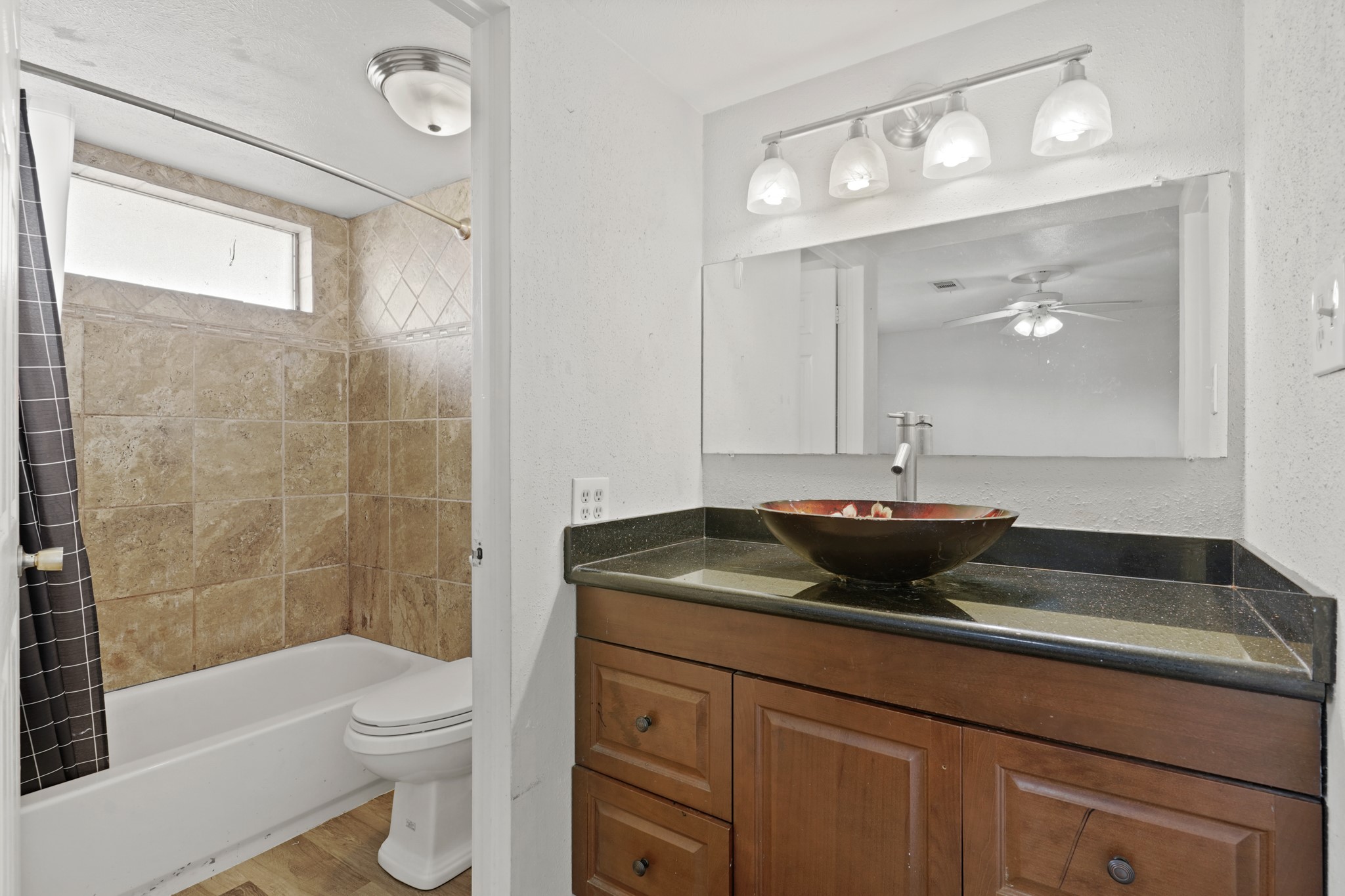 135 Mill Stream Lane Houston, TX 77060 - Photo 6 of 11 Primary bathroom.