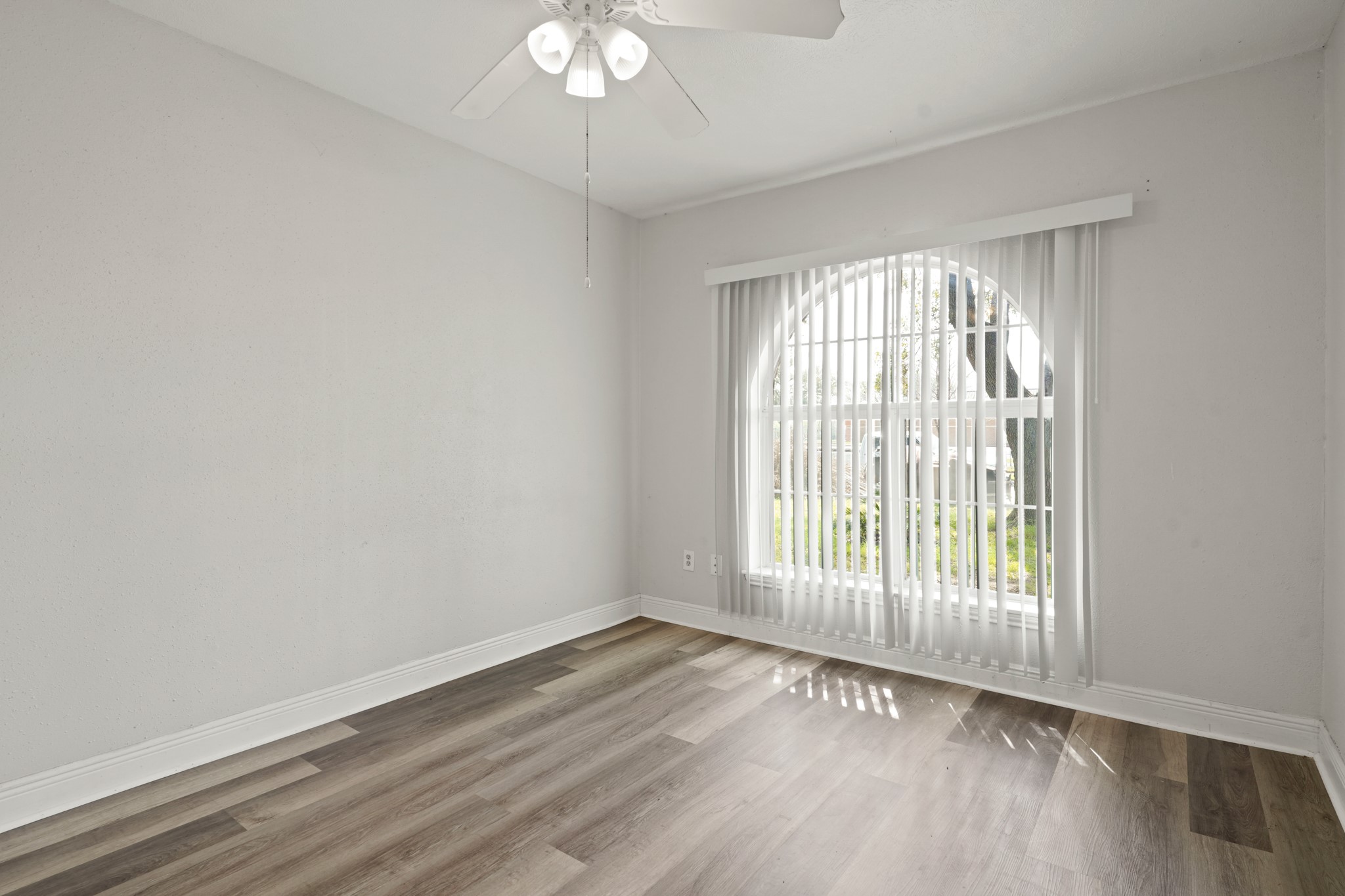 135 Mill Stream Lane Houston, TX 77060 - Photo 7 of 11 second bedroom provides lots of natural lighting. Could also be an office.