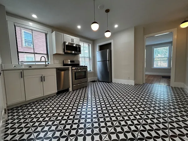 $2,350 | 55 Hale Street, Unit 1, Beverly, MA 01915