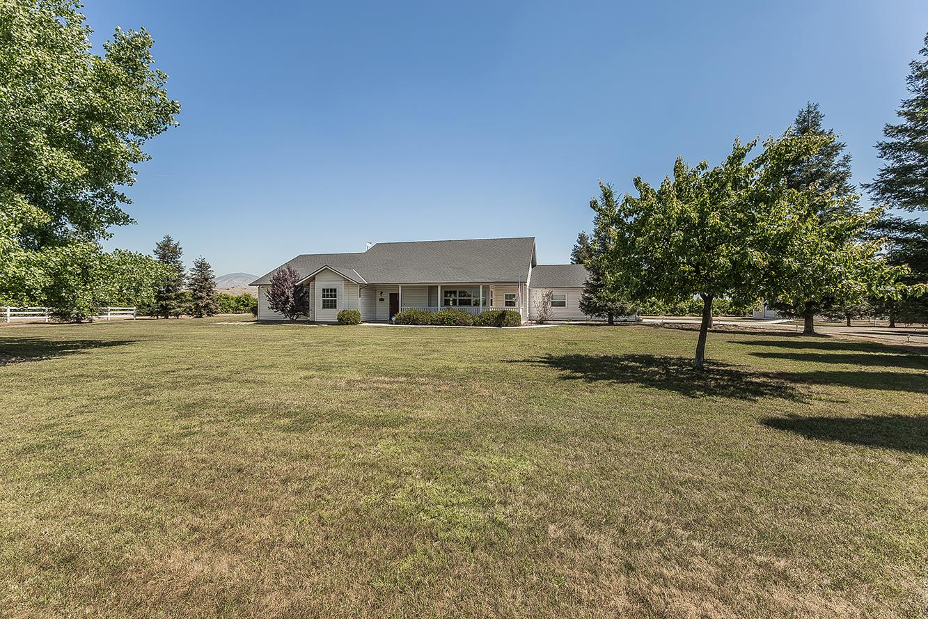 4350 Navelencia Avenue Reedley, CA 93654 - Photo 4 of 71