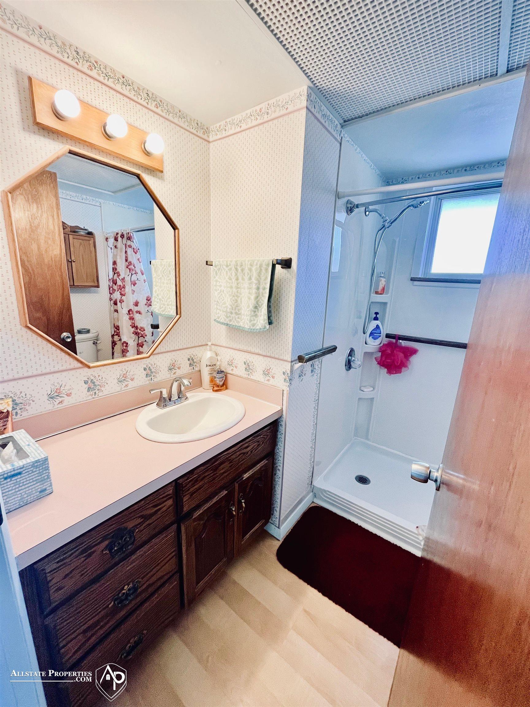 5021 North Henderson Road Davison, MI 48423 - Photo 32 of 45 Suite Bath