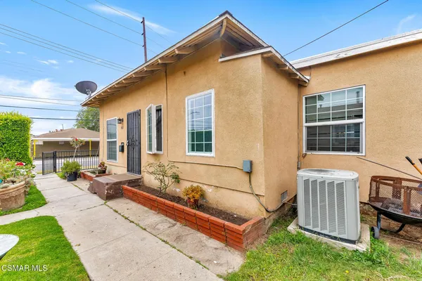 front view of house with a yard