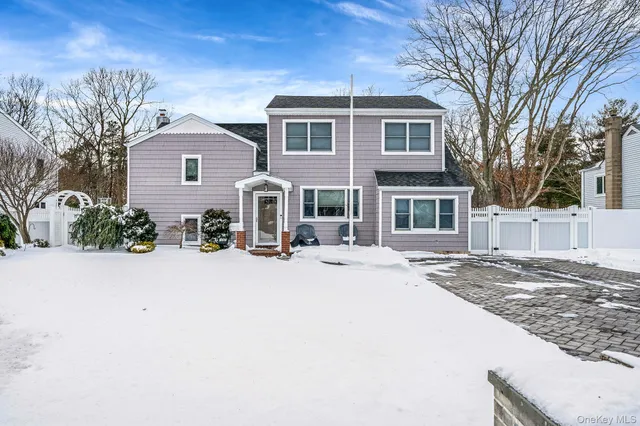 $775,000 | 132 Gladstone Avenue, West Islip, NY 11795