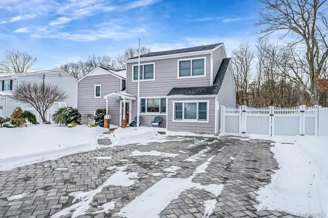 $775,000 | 132 Gladstone Avenue, West Islip, NY 11795