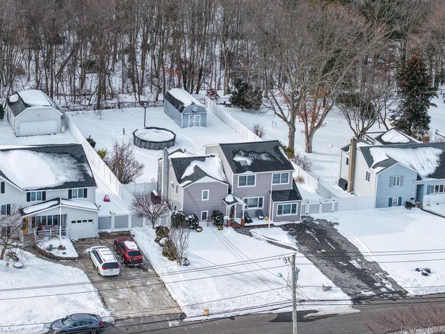 $775,000 | 132 Gladstone Avenue, West Islip, NY 11795