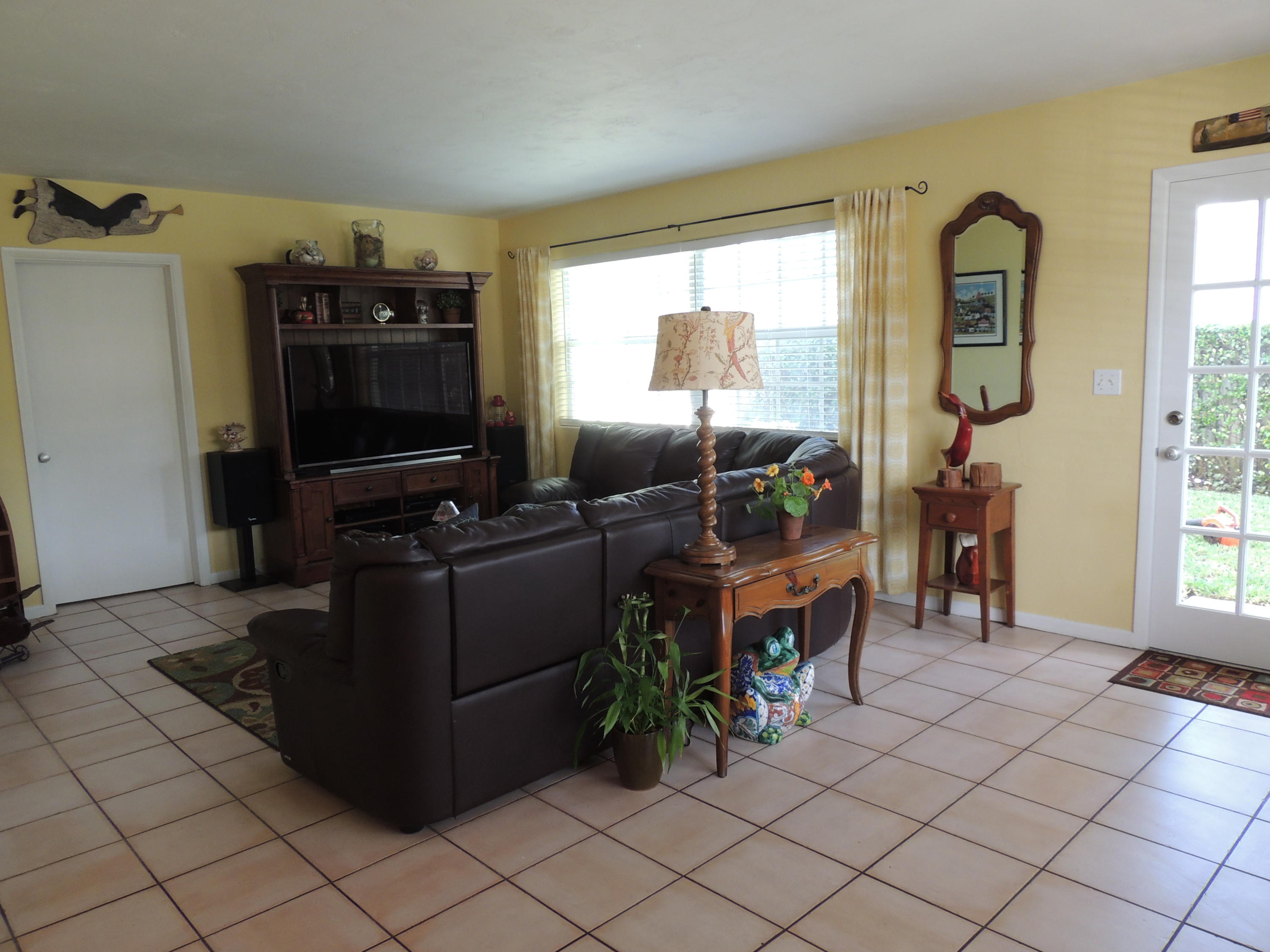 351 Colonial Road West Palm Beach, FL 33405 - Photo 9 of 24 DSCN4148