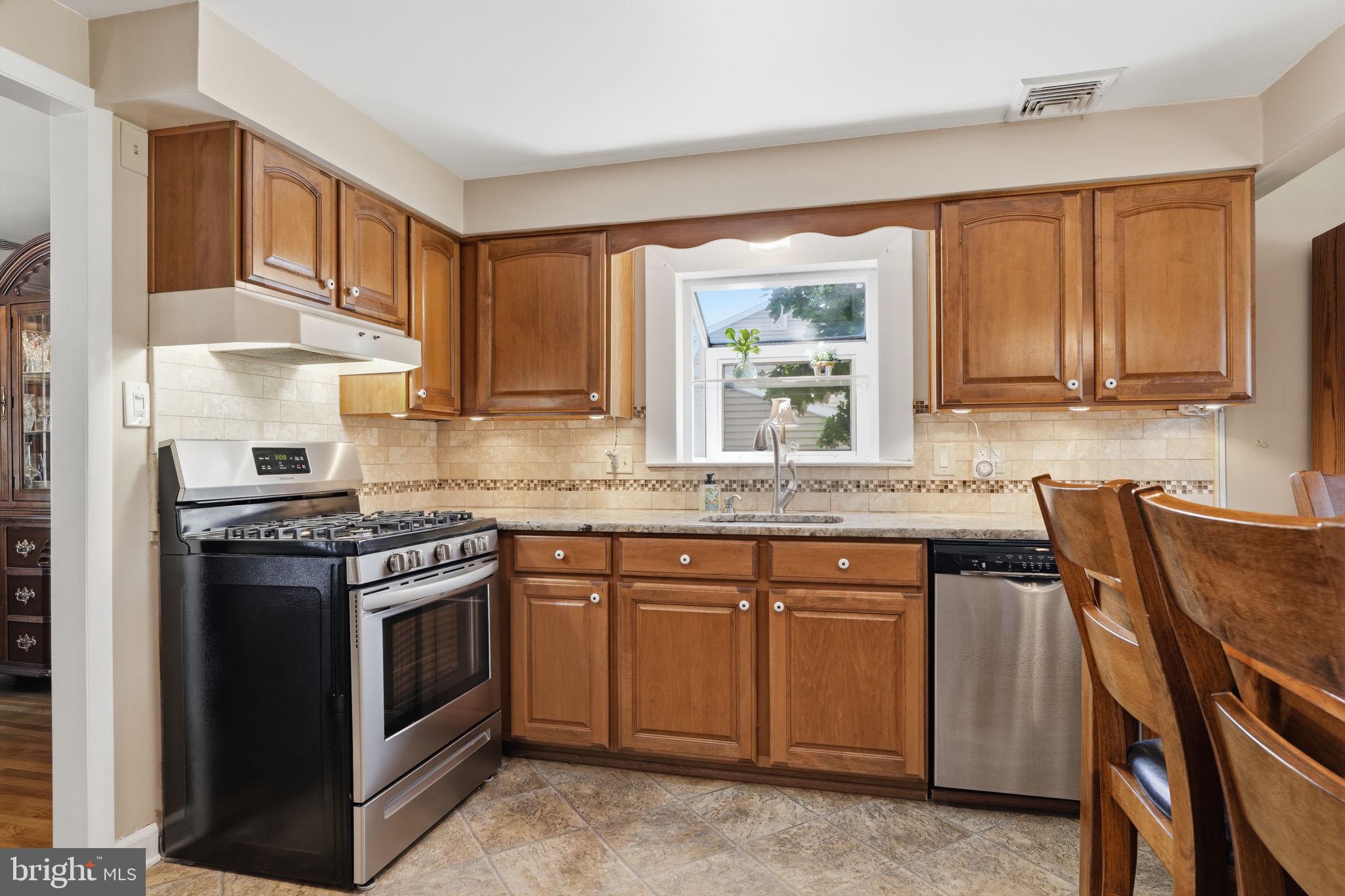 293 Norfolk Road Warminster, PA 18974 - Photo 6 of 32 Gallery Image 6