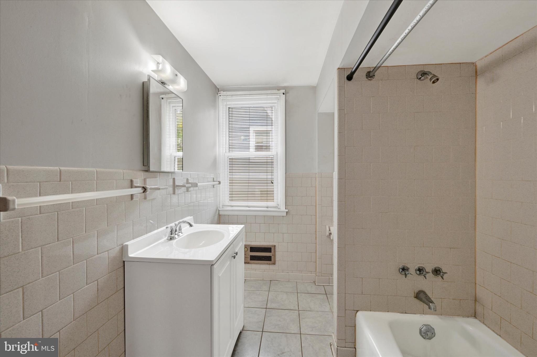 1243-10 Ten Oaks Road Baltimore, MD 21227 - Photo 19 of 28 Upper level full bath tub/shower