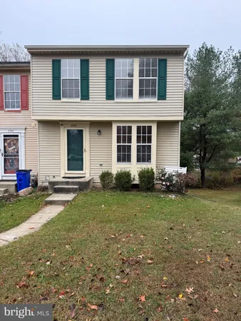 a view of a house with backyard and garden