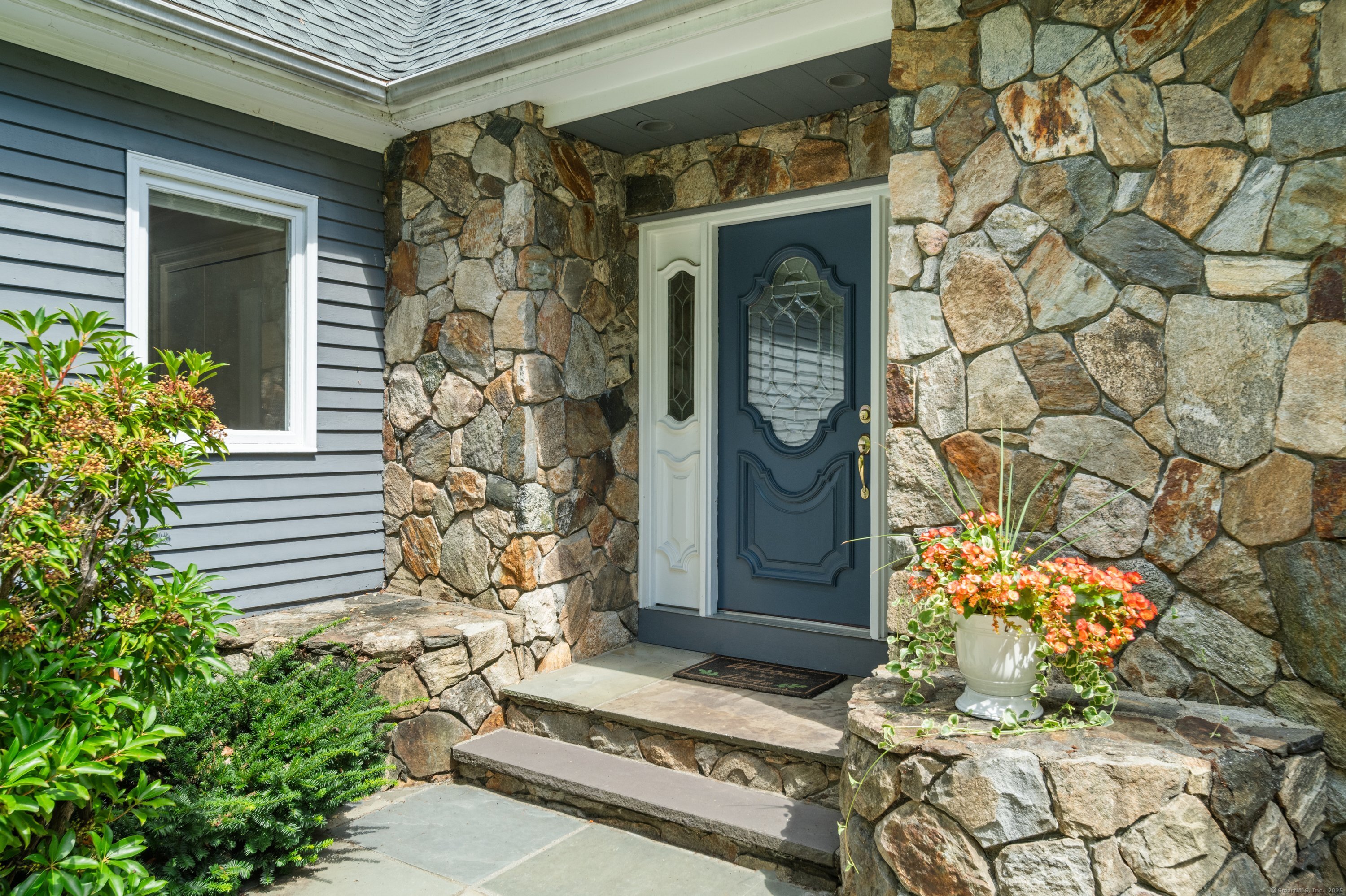 212 Fence Row Drive Fairfield, CT 06824 - Photo 4 of 36