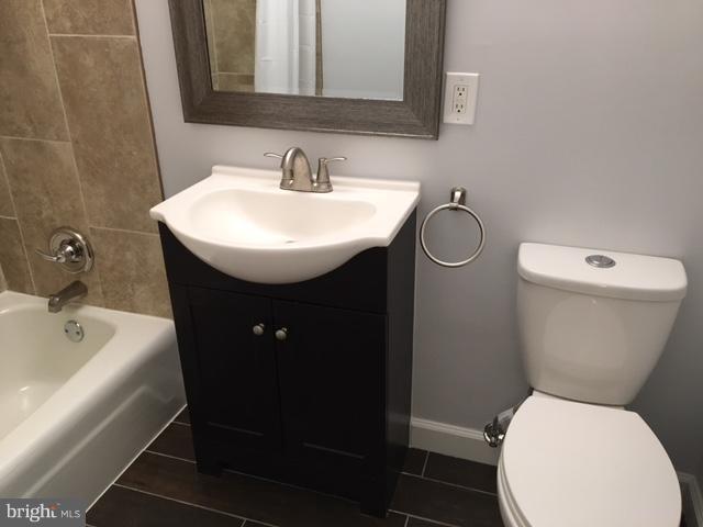 2295 White Cornus Lane Reston, VA 20191 - Photo 22 of 30 Main Bath